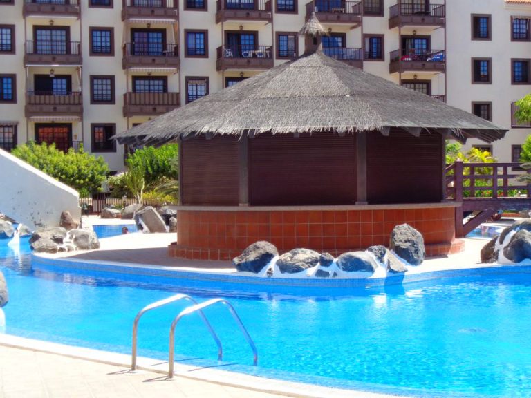 zwembad met poolbar