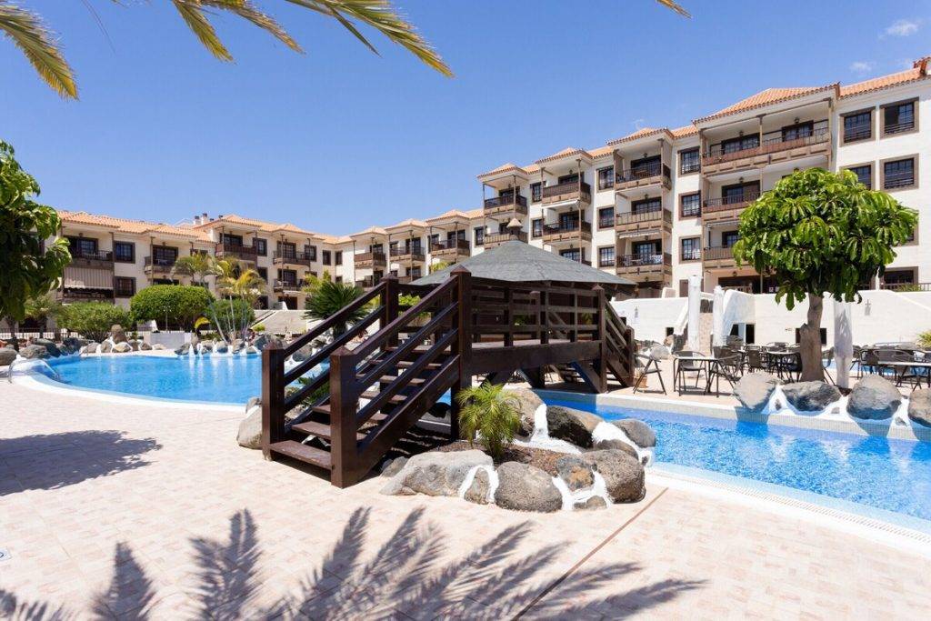 groot zwembad in costa del silencio